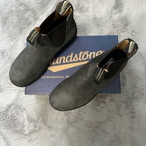 Blundstone  Rustic Black 587 mismatched sizes 9 and 9 1/2 mens sizing